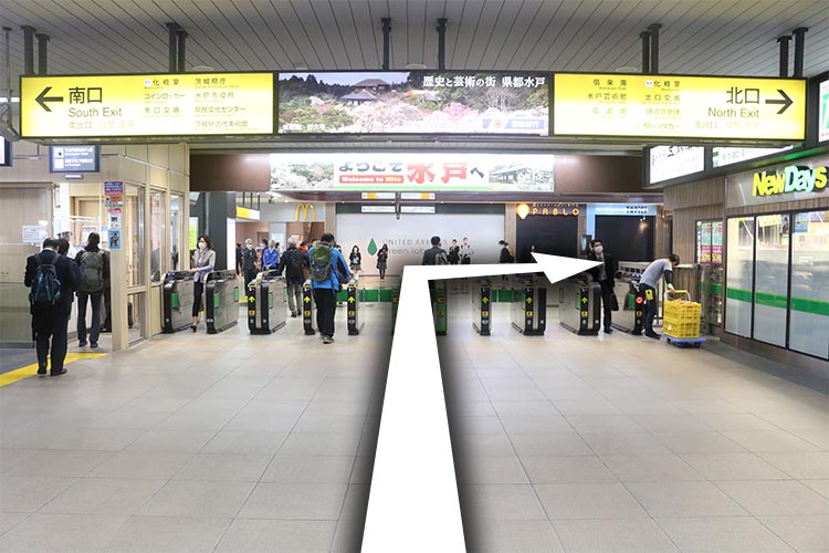 1.改札を出て右折し、北口に向かいます。