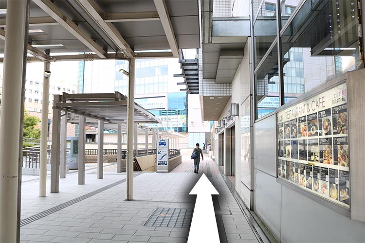 3.この通りを直進します。