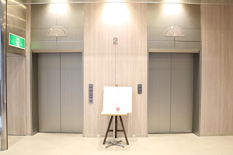 7.エレベーターで4階に上がります。